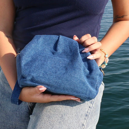 Kumsal Allure Lacivert Kot Kumaş Bileklik Askılı Kadın Clutch Çanta – Altın Detaylı Rahat ve Şık Tasarım