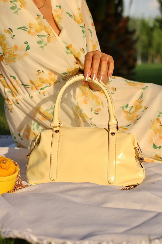 Kumsal Allure Pastel Sarı Silindir Form Kadın El ve Omuz Çantası – Altın Detaylı Modern Tasarım