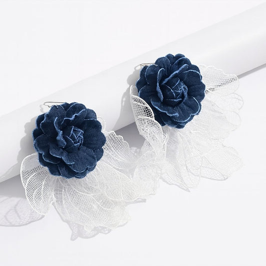 Denim Çiçek Dantel Yaprak Sallantılı Küpe – Lacivert/Beyaz, Kancalı