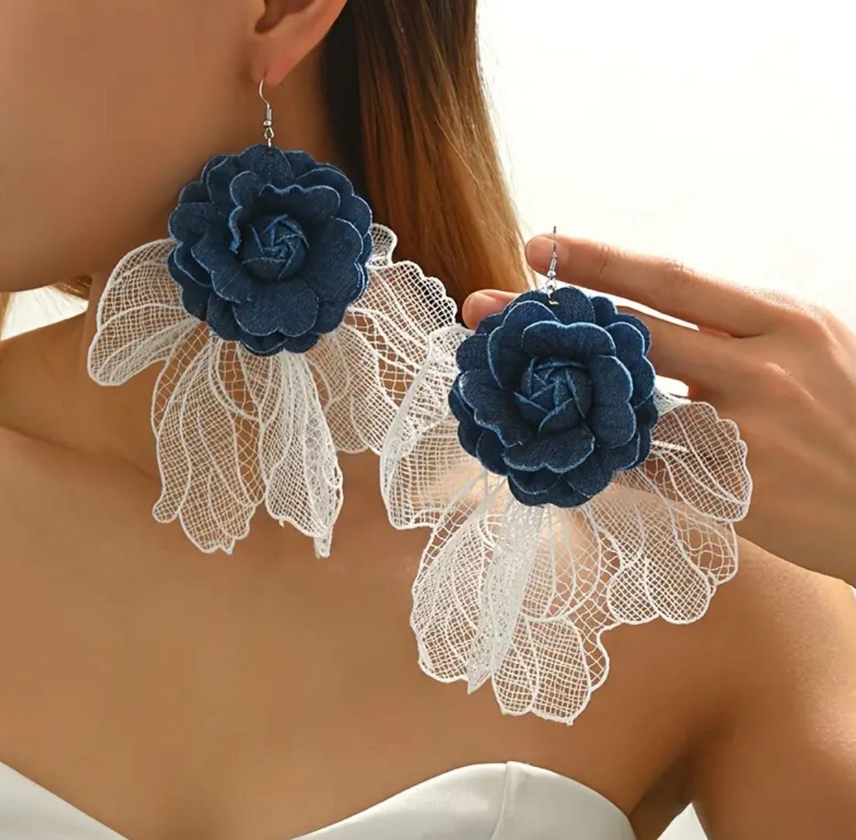 Denim Çiçek Dantel Yaprak Sallantılı Küpe – Lacivert/Beyaz, Kancalı
