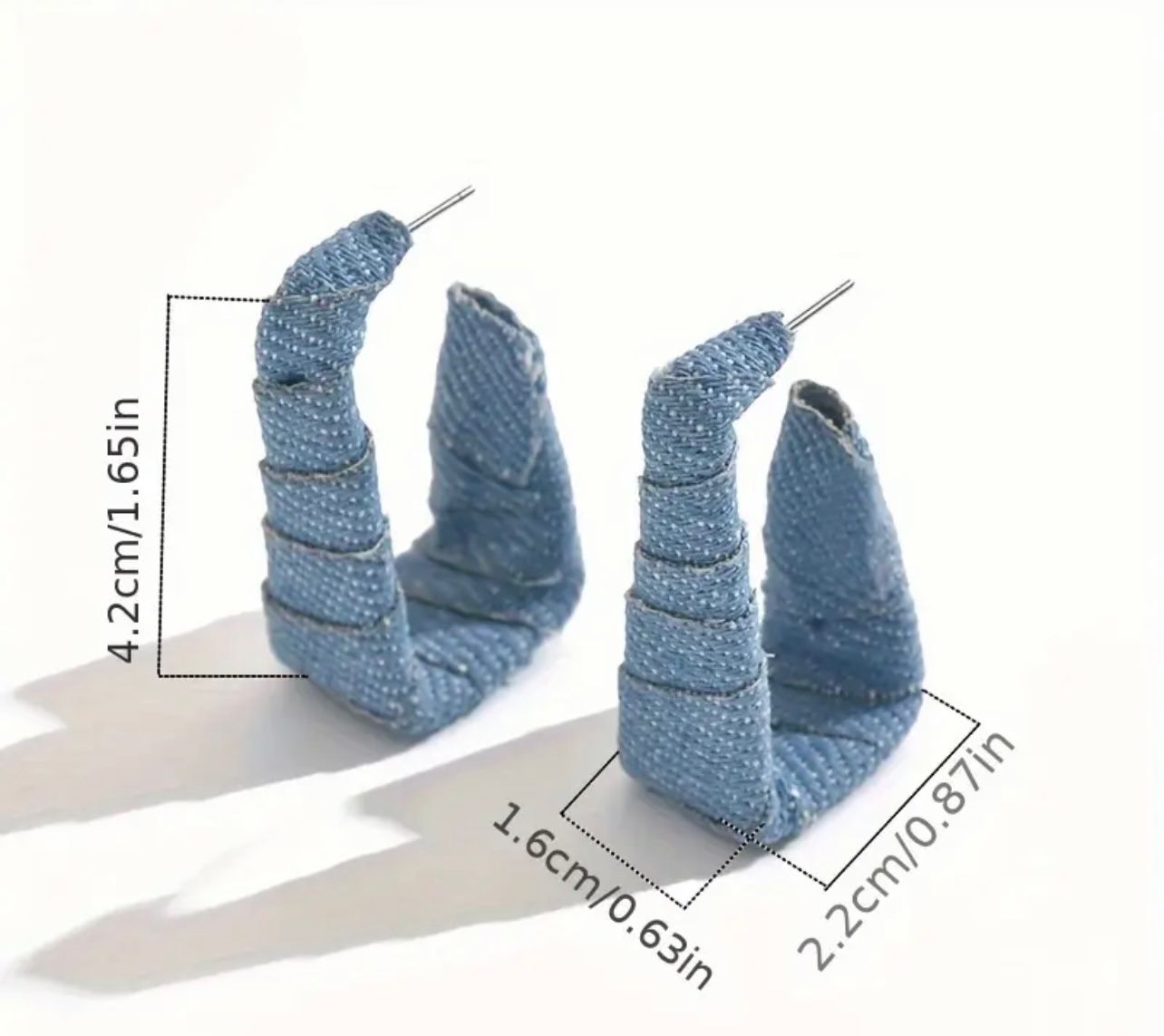Açık Mavi Denim Geometrik Halka Küpe – U Form, Hafif & Modern