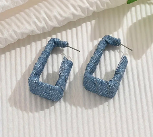 Açık Mavi Denim Geometrik Halka Küpe – U Form, Hafif & Modern