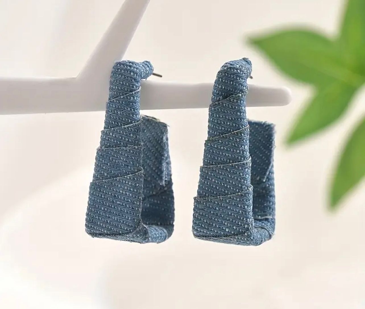 Açık Mavi Denim Geometrik Halka Küpe – U Form, Hafif & Modern