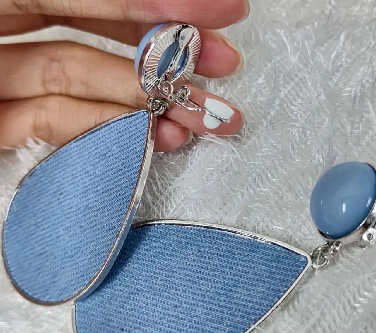 Denim (Kot) Damla Klipsli Küpe – Mavi Sallantılı, Gümüş Ton Çerçeveli