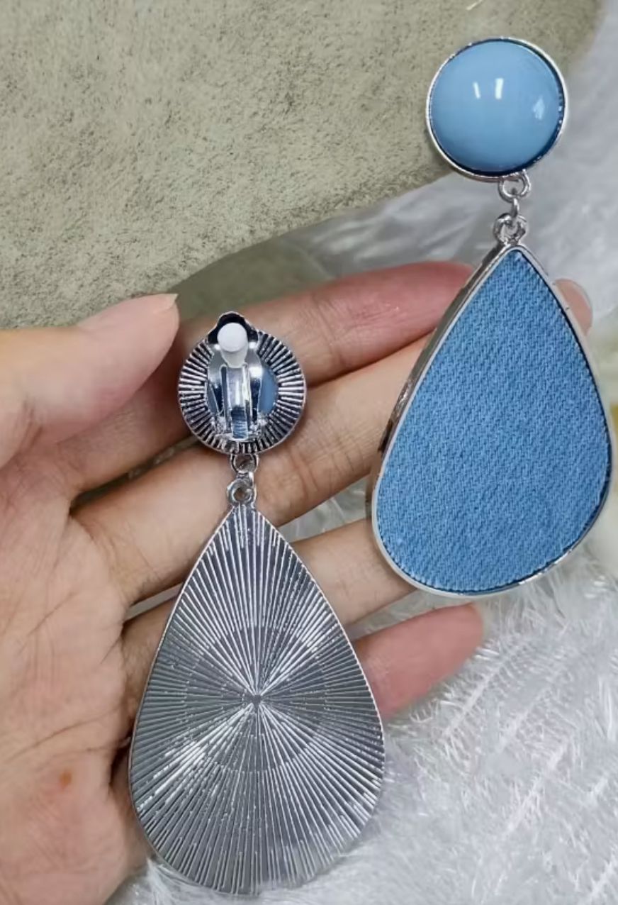 Denim (Kot) Damla Klipsli Küpe – Mavi Sallantılı, Gümüş Ton Çerçeveli